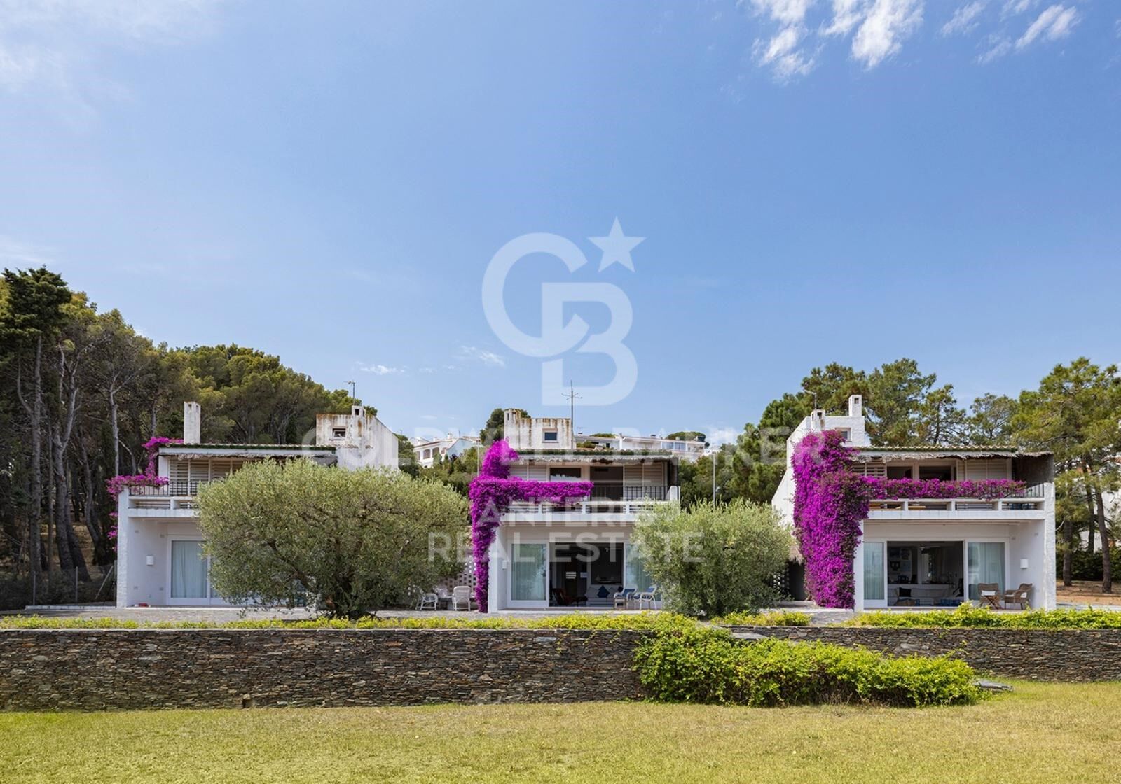 Three detached houses with a tennis court, located less than 100 meters from the beach