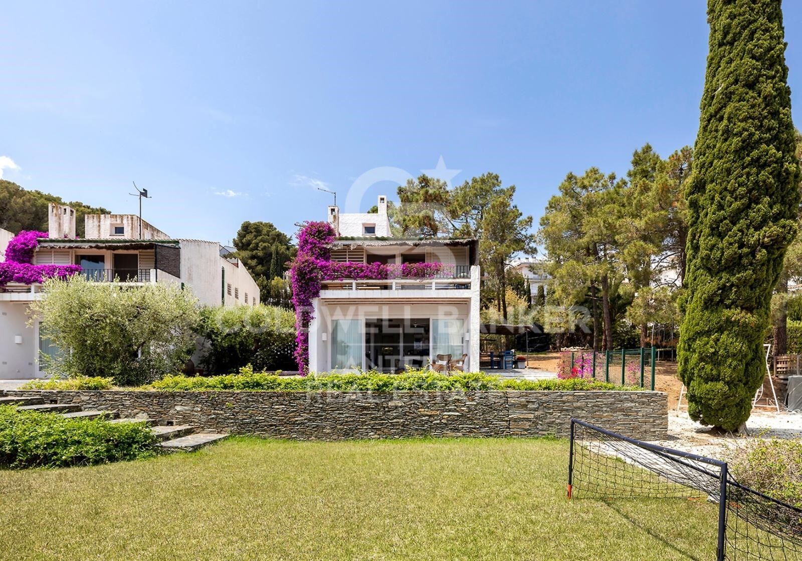 Three detached houses with a tennis court, located less than 100 meters from the beach