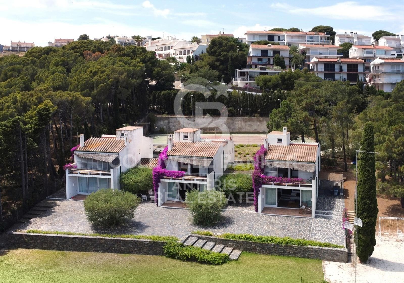 Three detached houses with a tennis court, located less than 100 meters from the beach