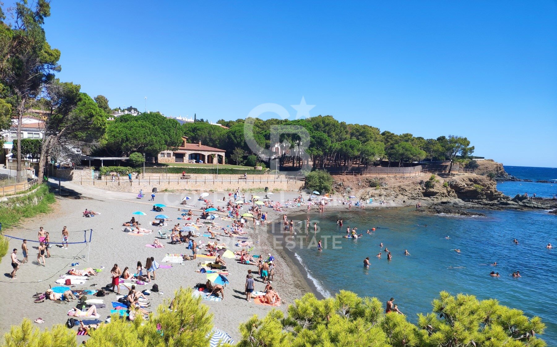 Three detached houses with a tennis court, located less than 100 meters from the beach