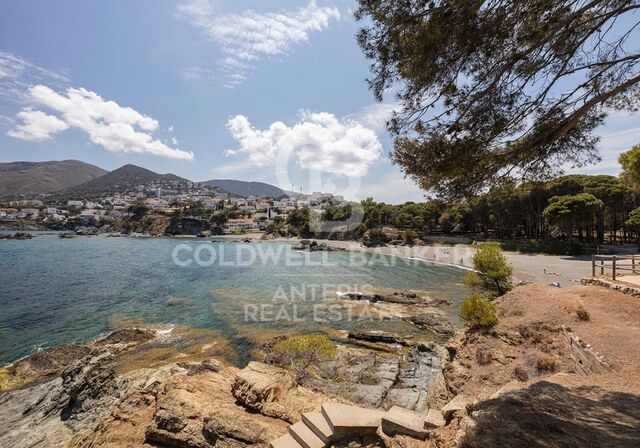 Three detached houses with a tennis court, located less than 100 meters from the beach