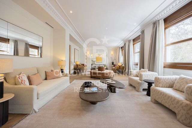 Piso exterior reformado con terraza en Castellana, Madrid