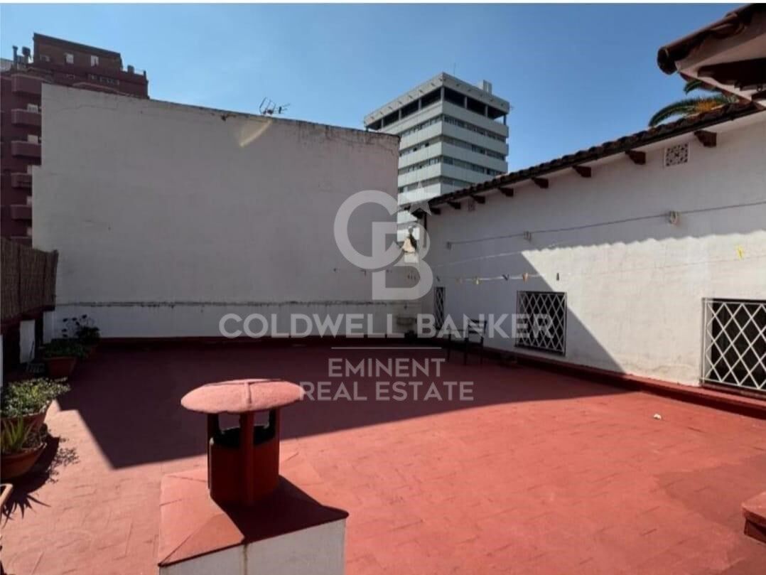 Magnífica casa de 500 m² con jardín, terraza y alto potencial en Vila de Gràcia