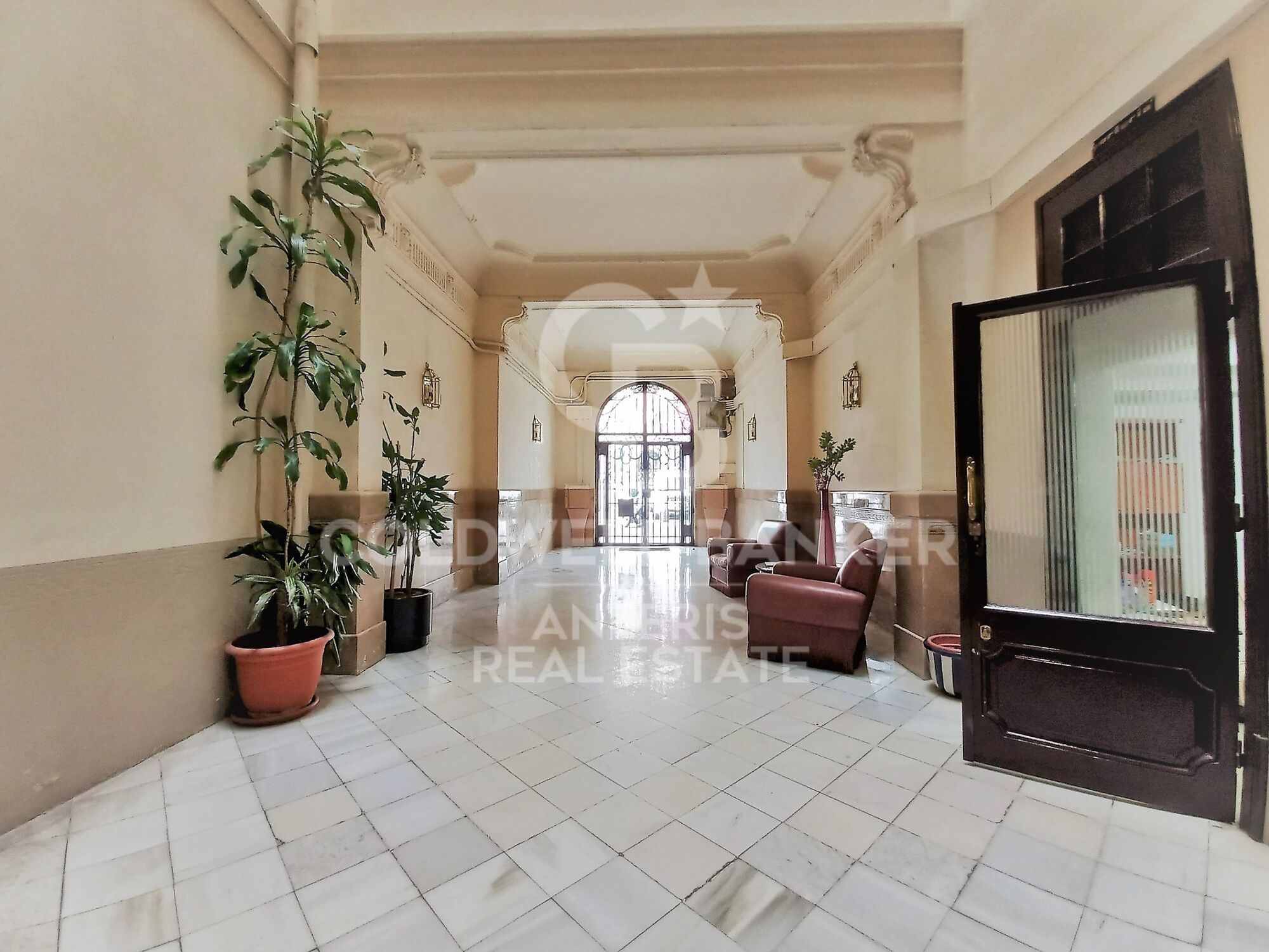 Luminoso despacho de 320m2 en finca regia en l'Antiga Esquerra de l'Eixample.