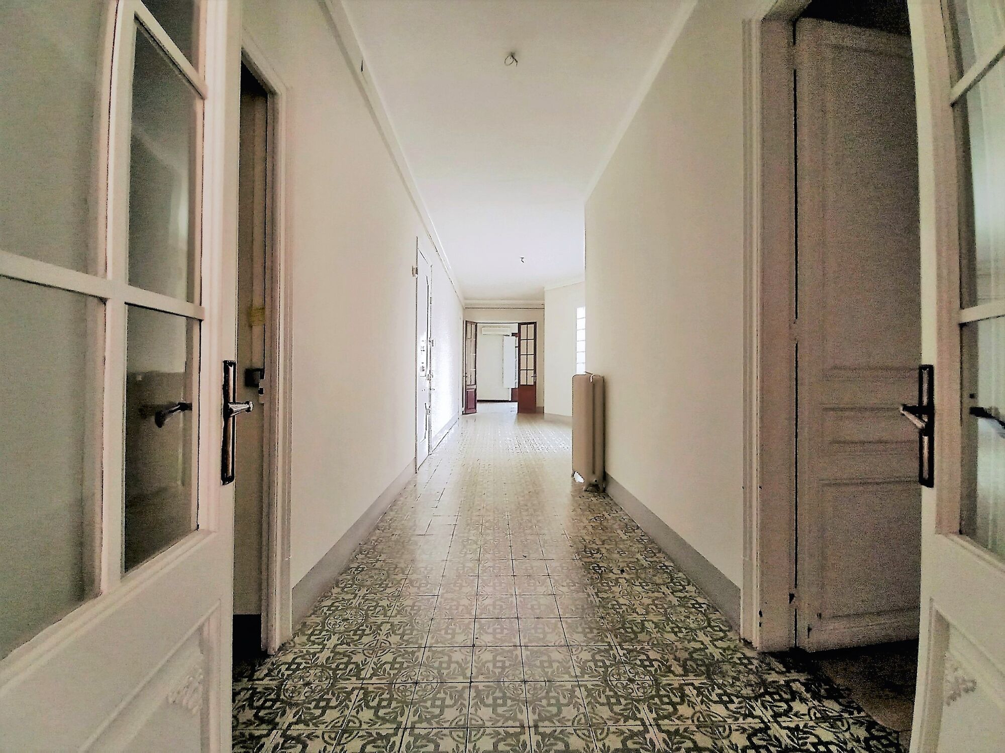 Luminoso despacho de 320m2 en finca regia en l'Antiga Esquerra de l'Eixample.