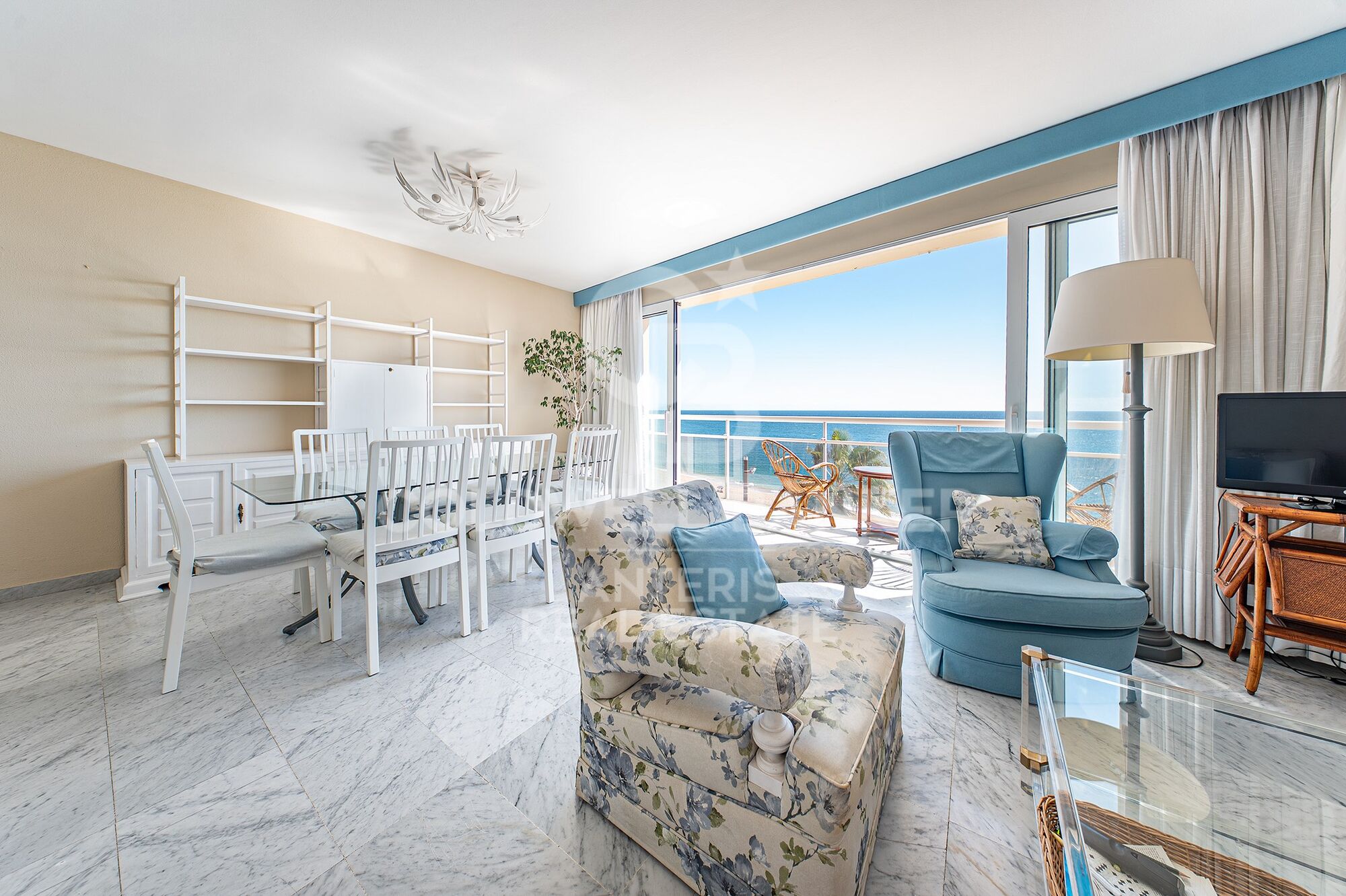 Seafront apartment with terrace and open sea views in Lloret de Mar, with the option to purchase a parking space