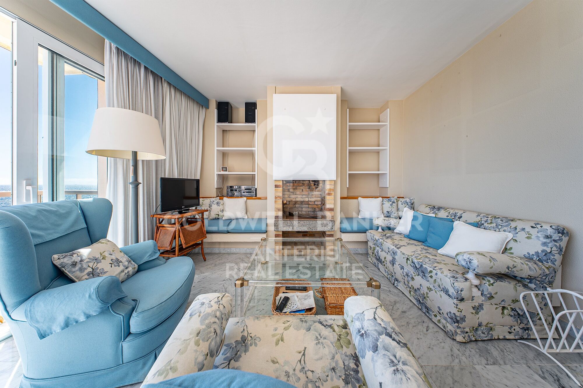 Seafront apartment with terrace and open sea views in Lloret de Mar, with the option to purchase a parking space