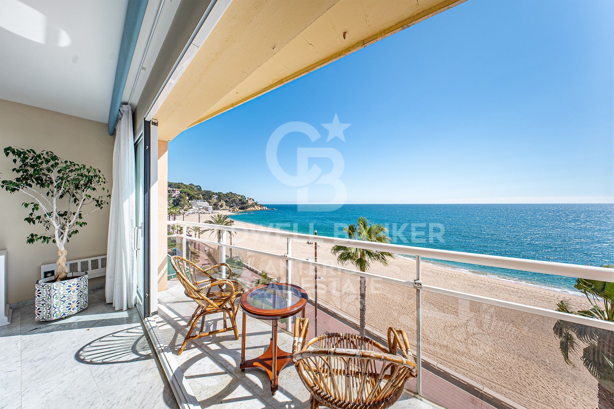 Seafront apartment with terrace and open sea views in Lloret de Mar, with the option to purchase a parking space