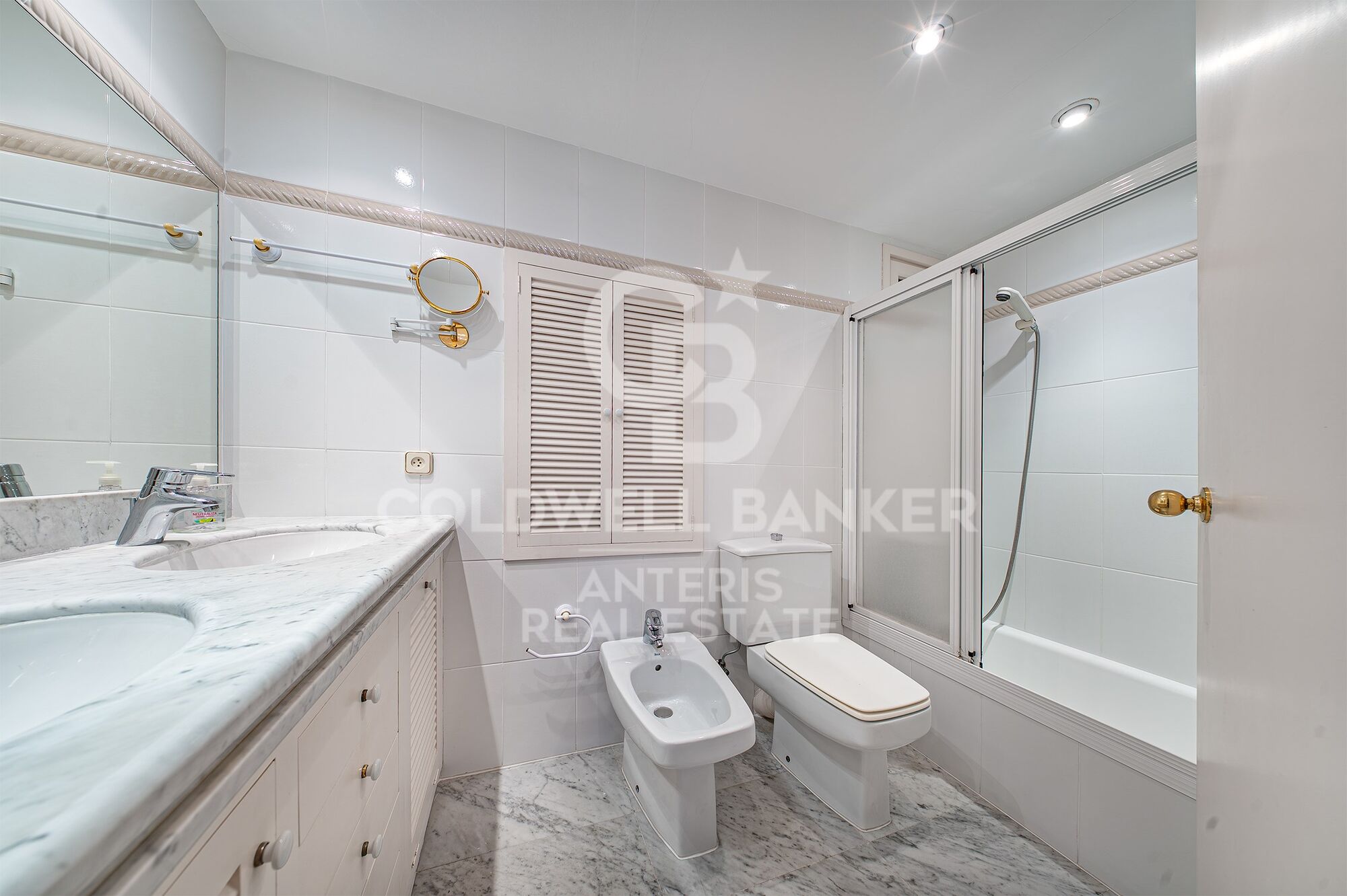 Seafront apartment with terrace and open sea views in Lloret de Mar, with the option to purchase a parking space