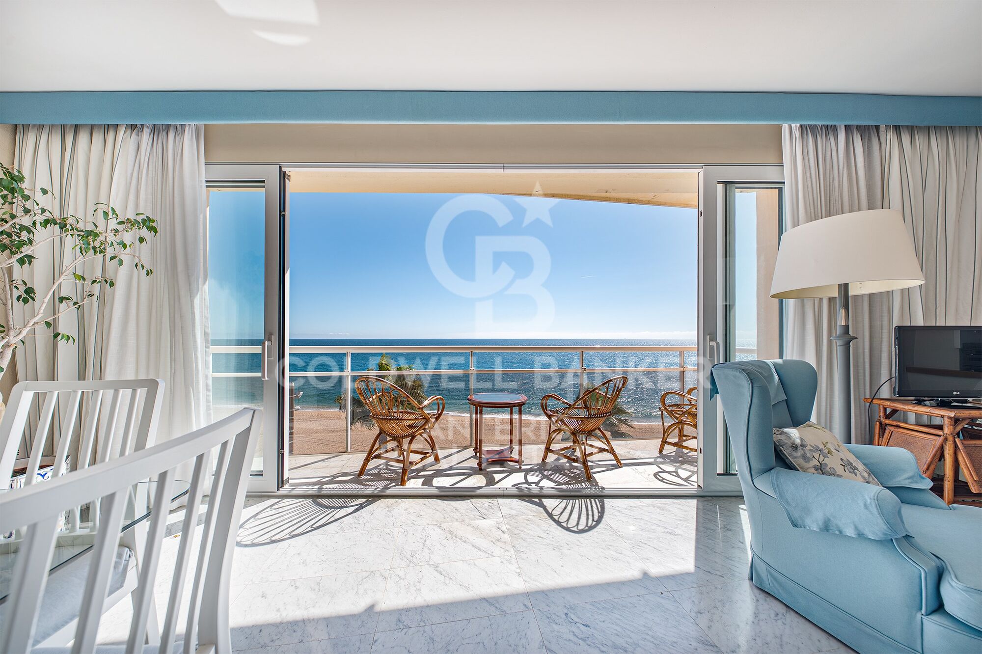 Seafront apartment with terrace and open sea views in Lloret de Mar, with the option to purchase a parking space