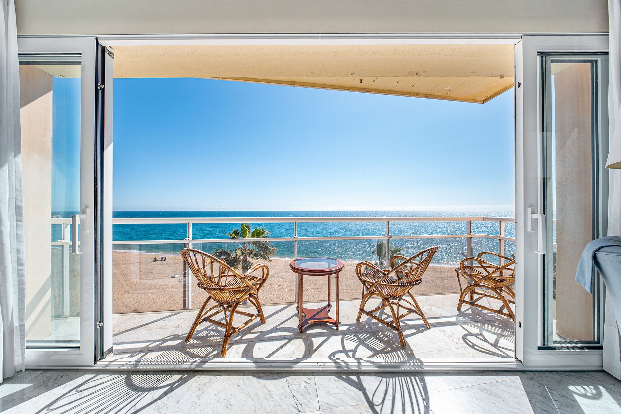 Piso en primera línea de mar con terraza y vistas abiertas en Lloret de Mar, con posibilidad de adquirir una plaza de aparcamiento