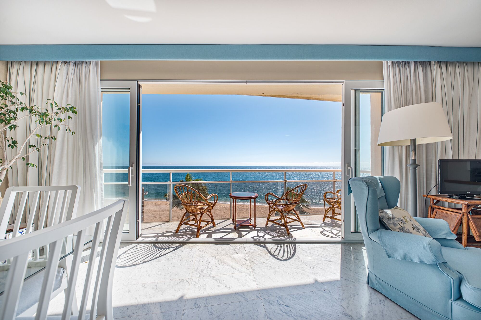 Piso en primera línea de mar con terraza y vistas abiertas en Lloret de Mar, con posibilidad de adquirir una plaza de aparcamiento
