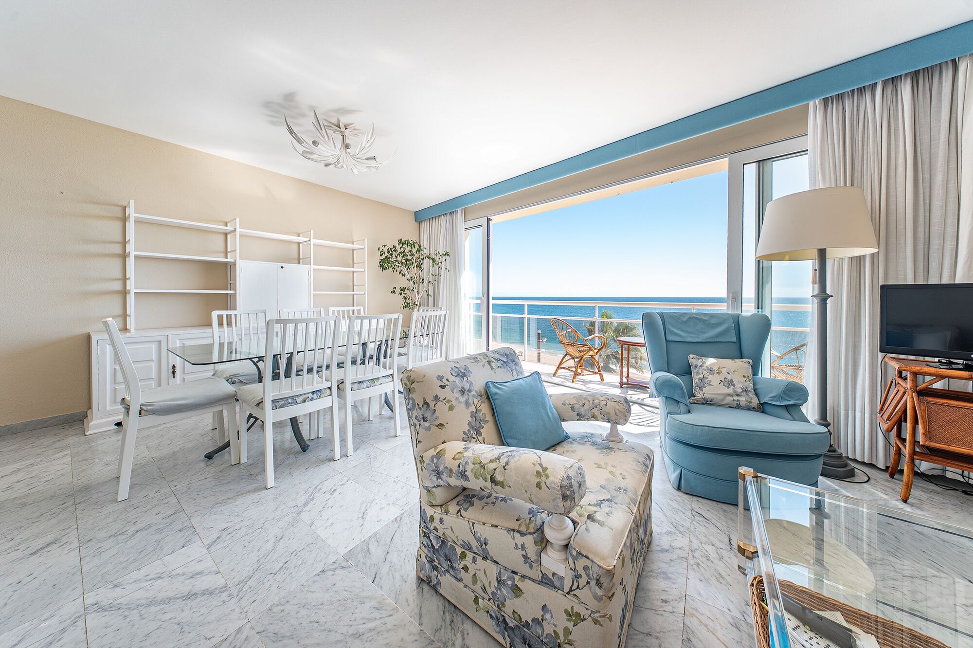 Piso en primera línea de mar con terraza y vistas abiertas en Lloret de Mar, con posibilidad de adquirir una plaza de aparcamiento
