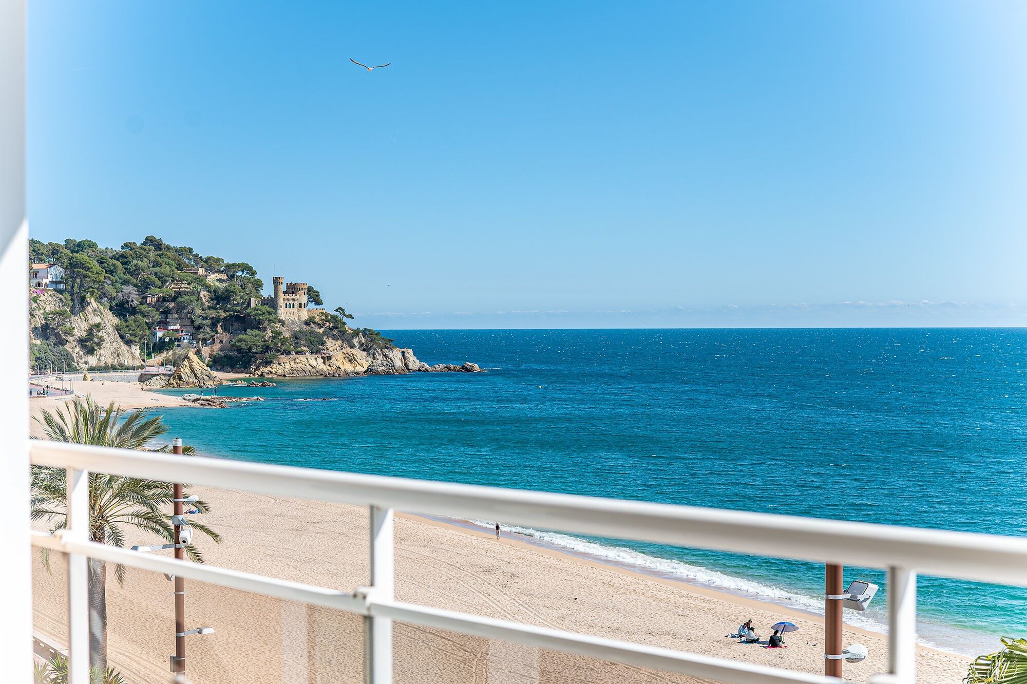 Piso en primera línea de mar con terraza y vistas abiertas en Lloret de Mar, con posibilidad de adquirir una plaza de aparcamiento