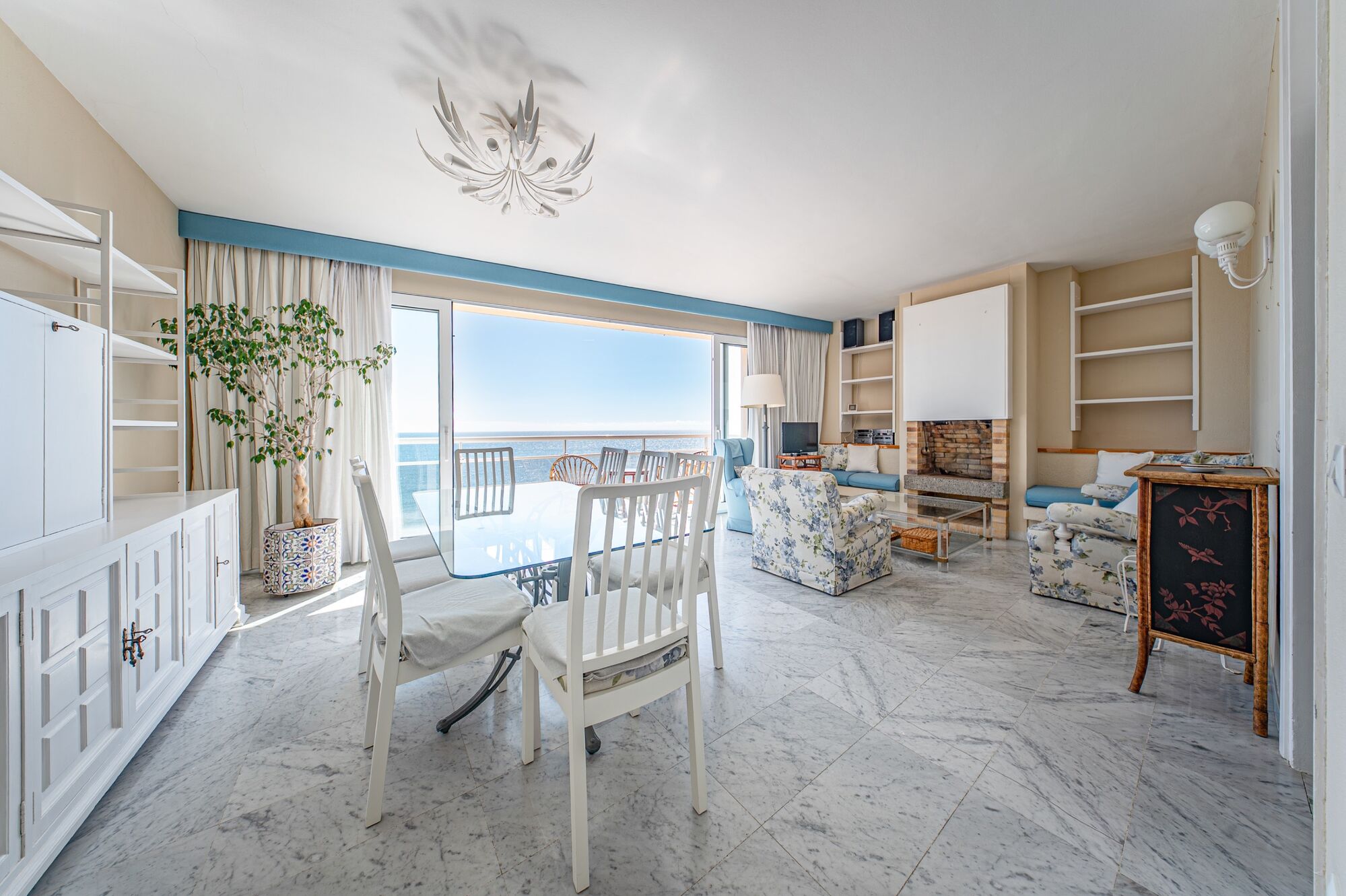 Piso en primera línea de mar con terraza y vistas abiertas en Lloret de Mar, con posibilidad de adquirir una plaza de aparcamiento