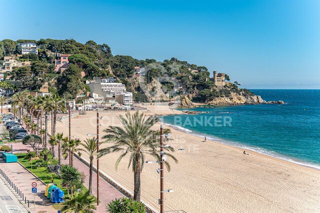 Seafront apartment with terrace and open sea views in Lloret de Mar, with the option to purchase a parking space