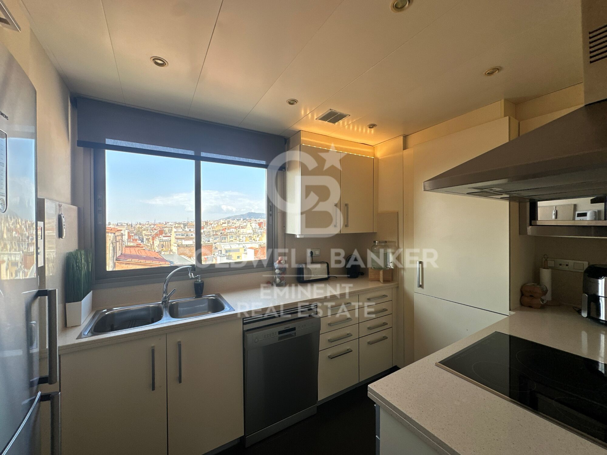 Exklusives, renoviertes Penthouse mit großer Terrasse und Panoramablick in Barcelona