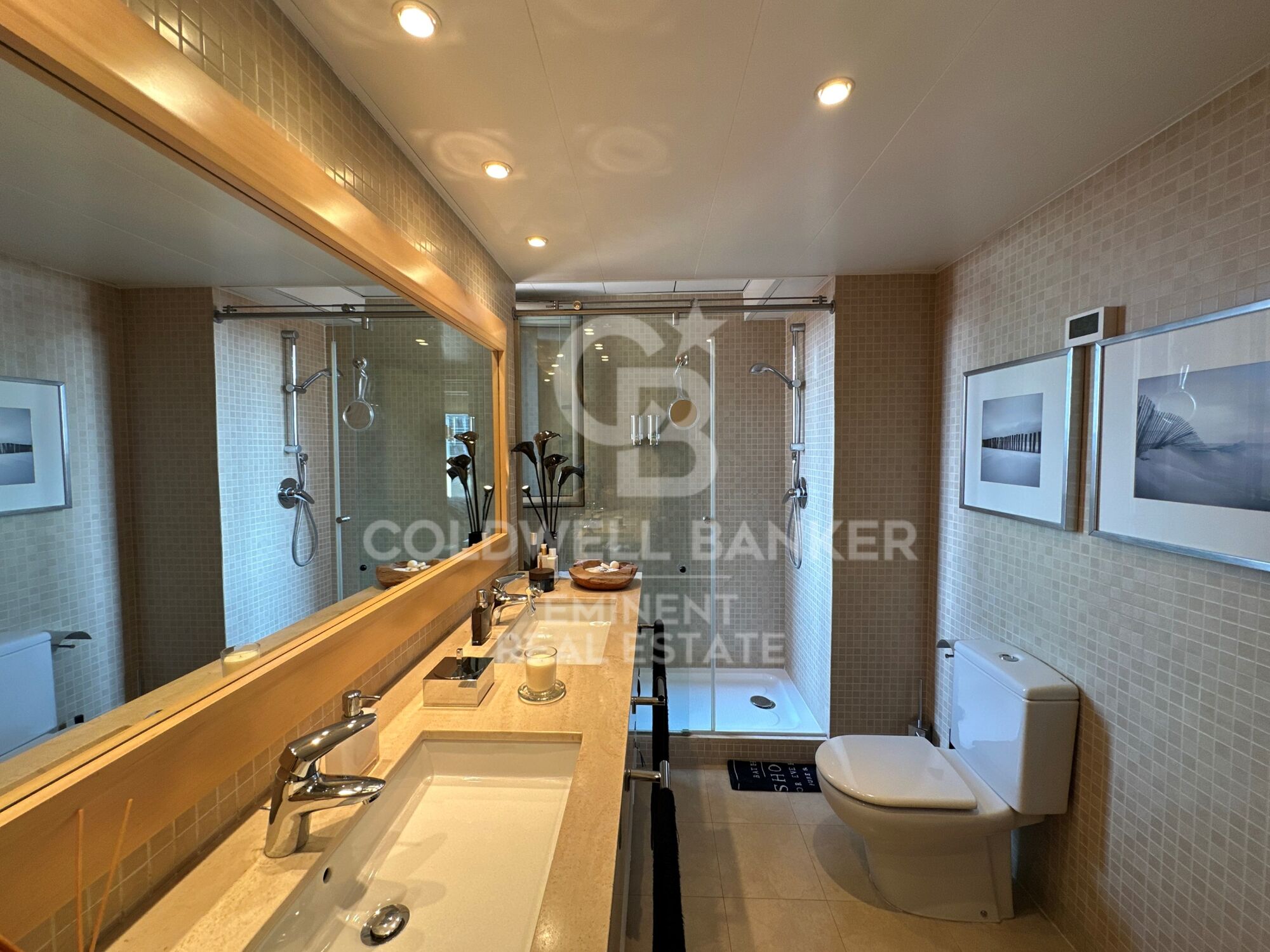 Exclusive renovated penthouse with large terrace and panoramic views in Barcelona