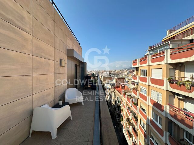 Exclusivo ático reformado con gran terraza y vistas panorámicas en Barcelona