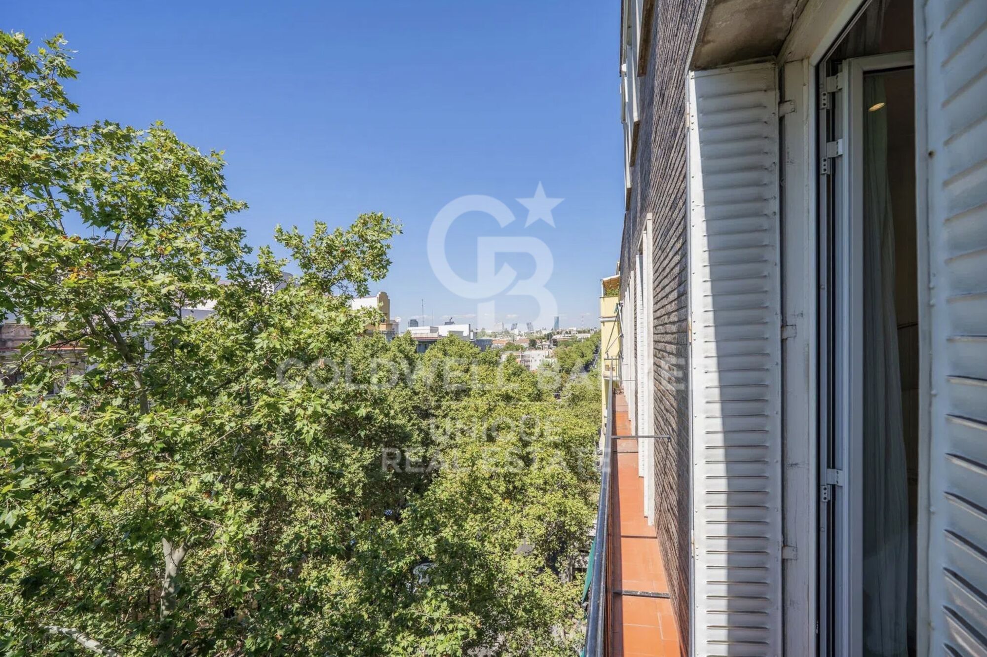 Piso exterior con 4 balcones en Castellana, Madrid