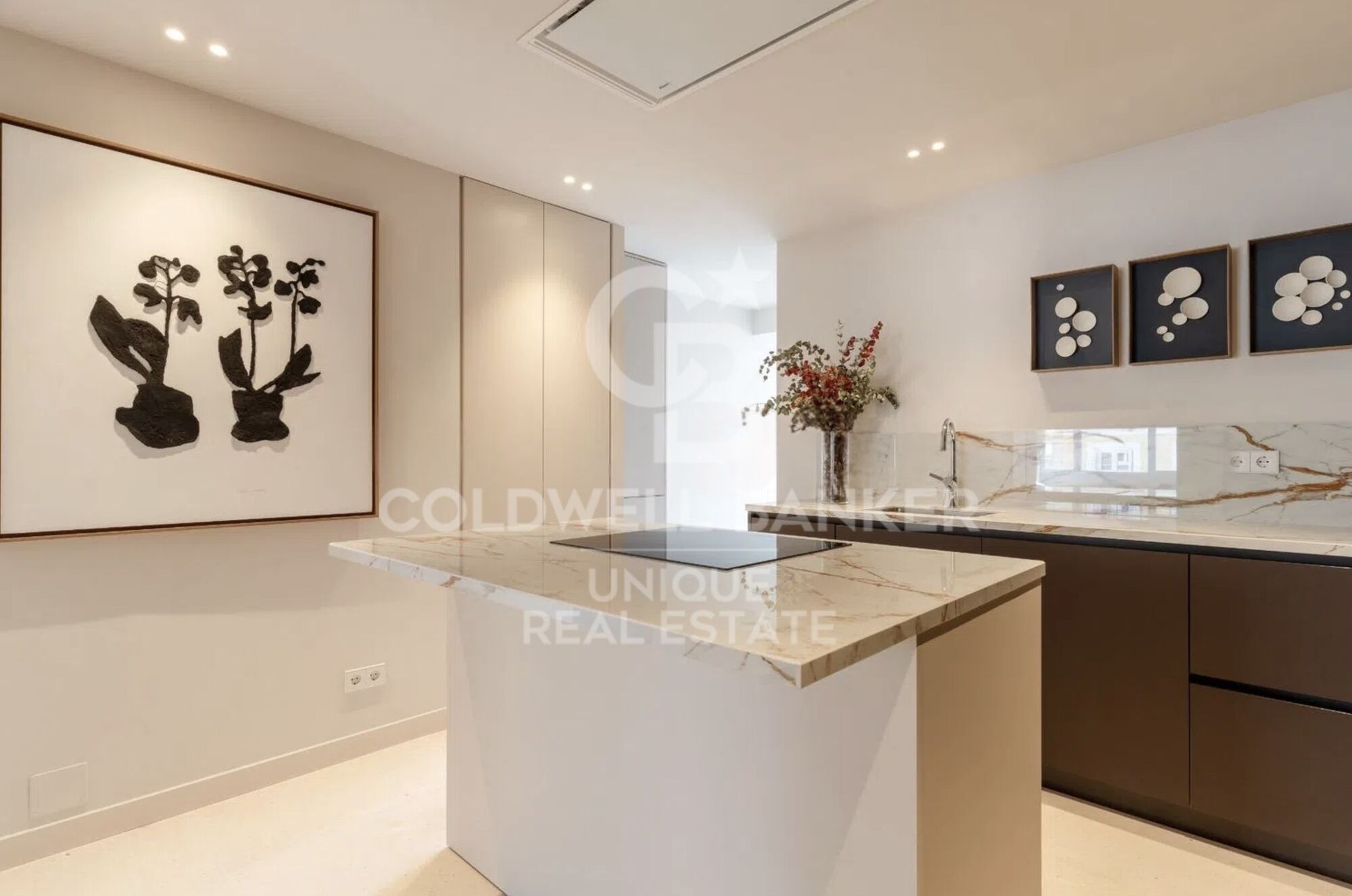 Renovated exterior flat with terrace, garage and storage room in Recoletos, Madrid