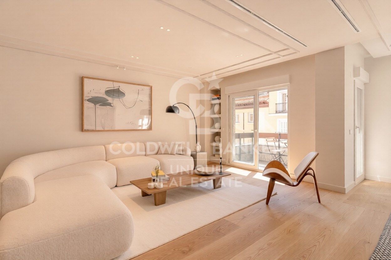 Renovated exterior flat with terrace, garage and storage room in Recoletos, Madrid