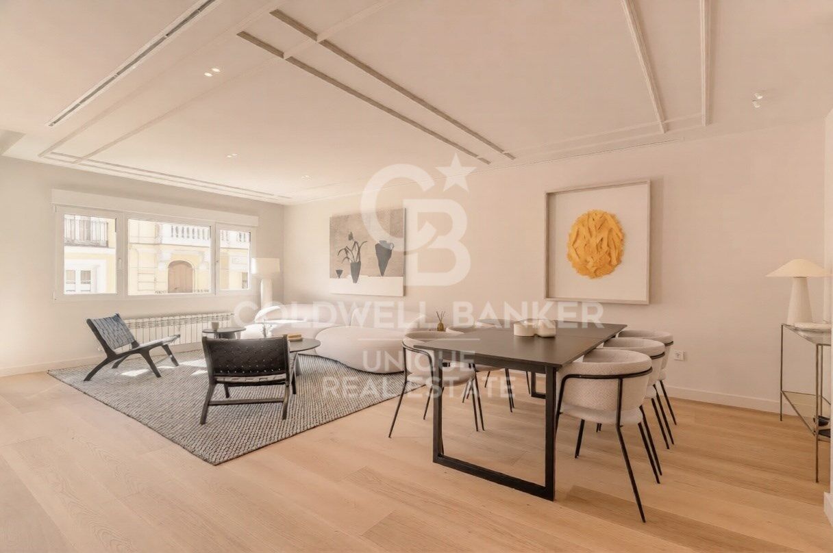 Renovated exterior flat with terrace, garage and storage room in Recoletos, Madrid