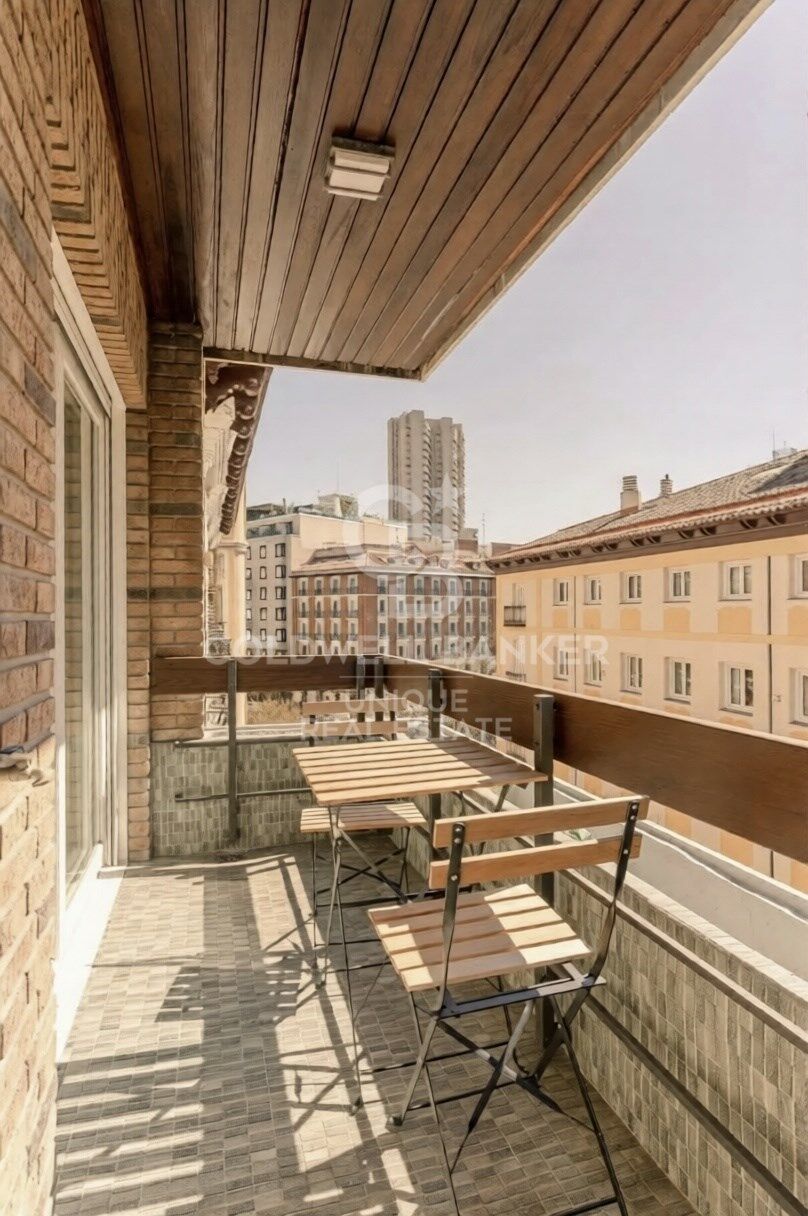 Appartement extérieur rénové avec terrasse, garage et débarras à Recoletos, Madrid
