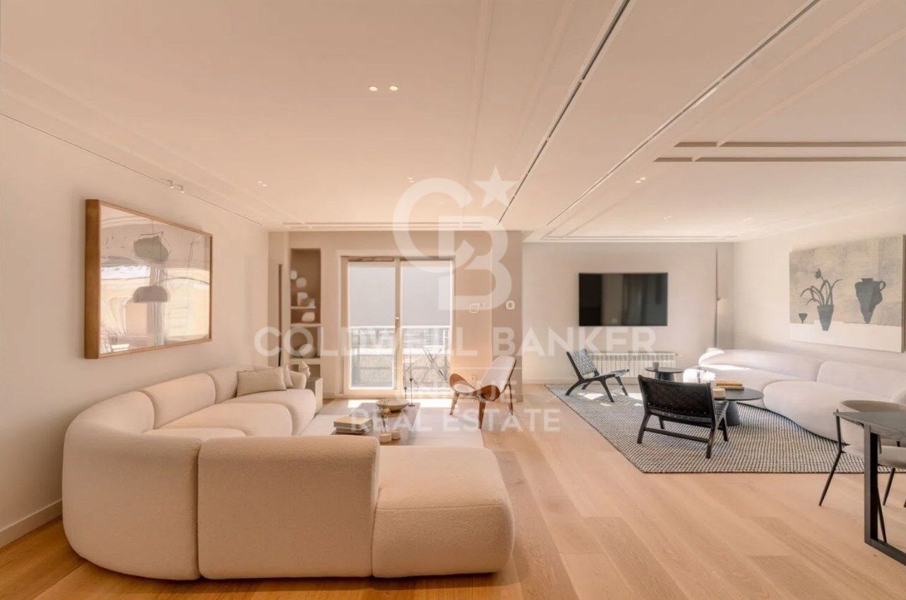 Appartement extérieur rénové avec terrasse, garage et débarras à Recoletos, Madrid