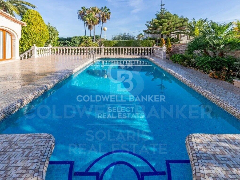 Elegante Villa con jardín