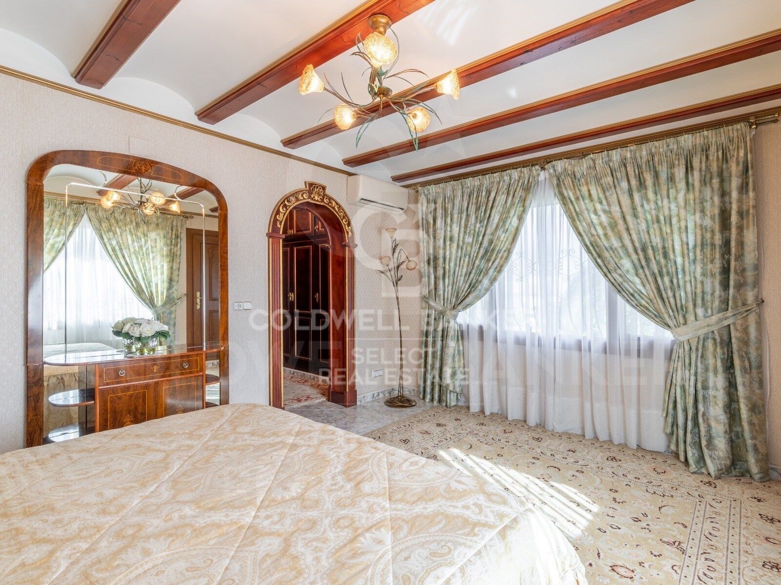 Elegante Villa con jardín