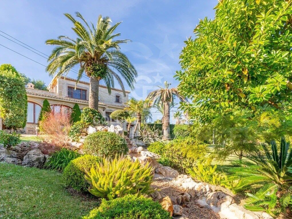 Elegante Villa con jardín