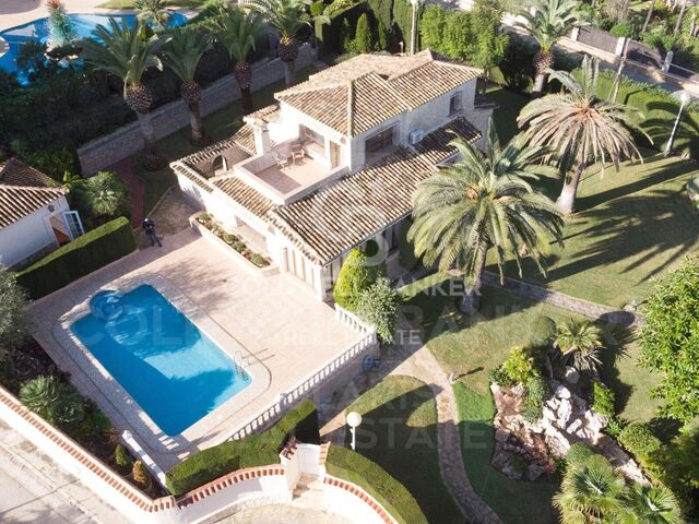 Elegante Villa mit Garten