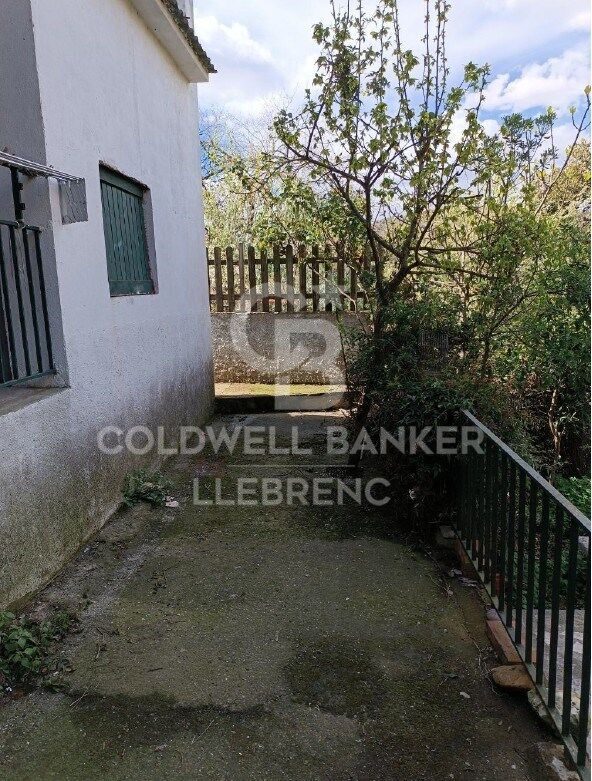 Casa con terreno, 2 fincas, alquilada en venta en Vallvidrera