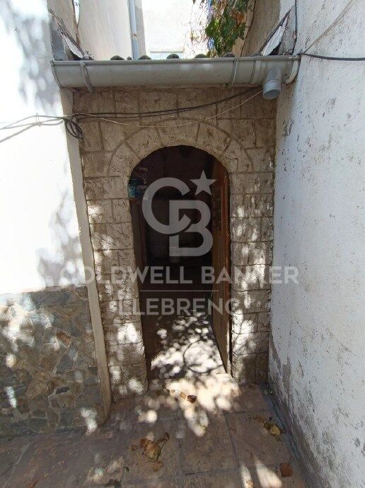 Casa con terreno, 2 fincas, alquilada en venta en Vallvidrera