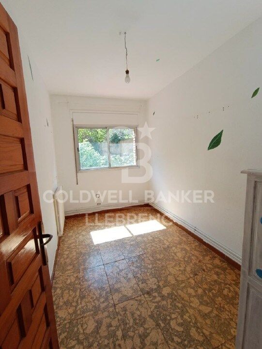 Casa con terreno, 2 fincas, alquilada en venta en Vallvidrera