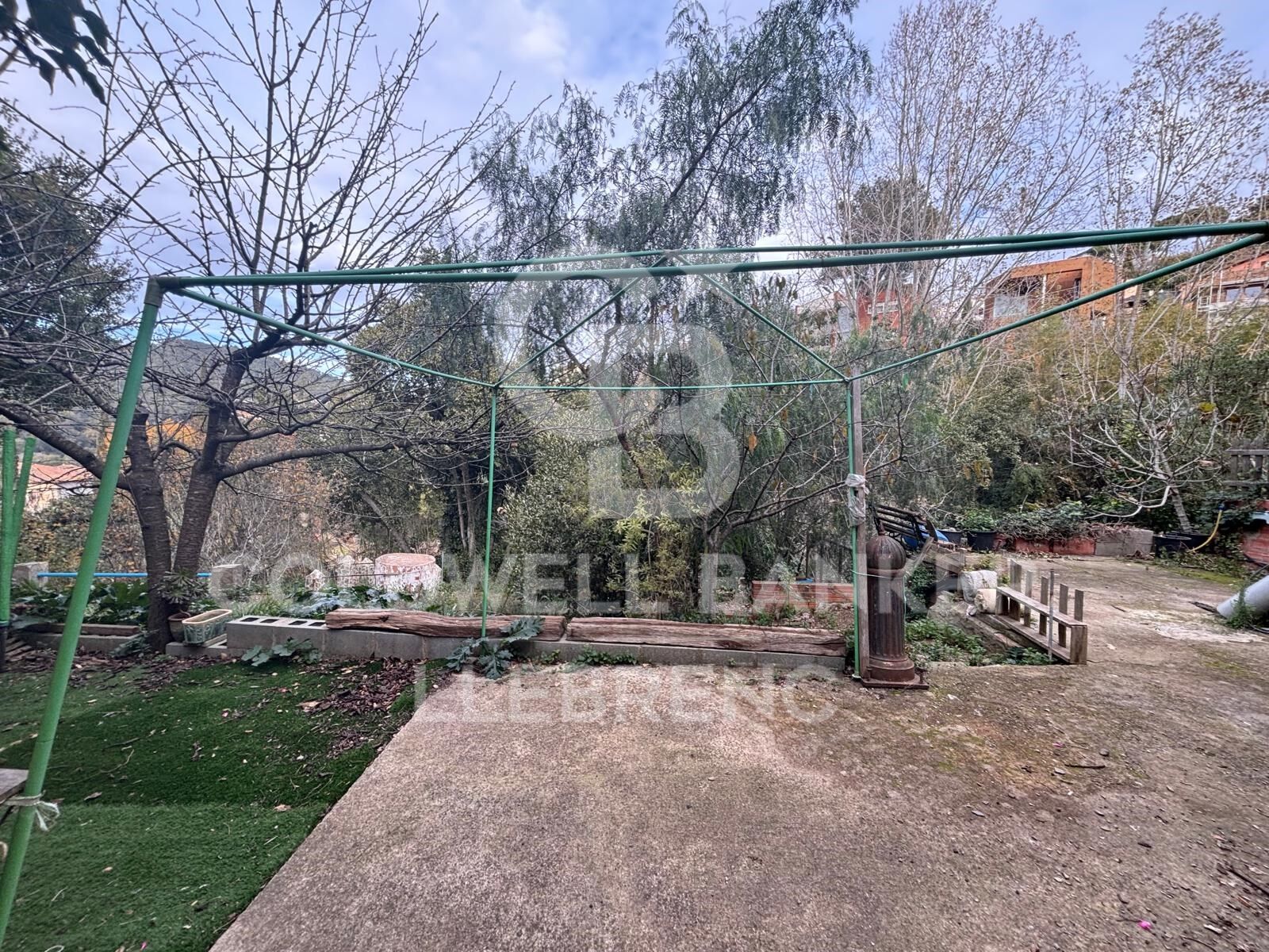 Casa con terreno, 2 fincas, alquilada en venta en Vallvidrera