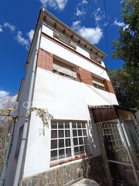 Casa con terreno, 2 fincas, alquilada en venta en Vallvidrera