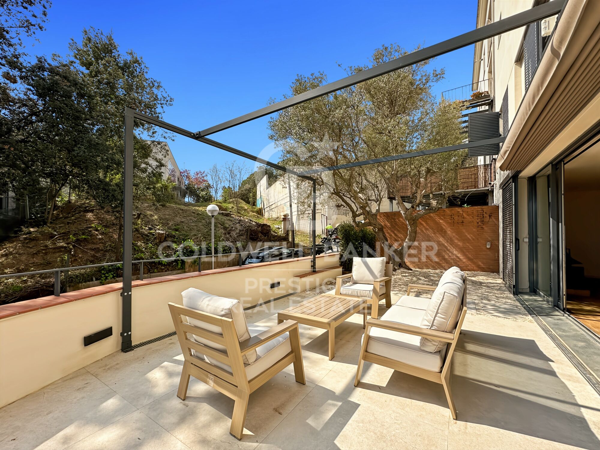 Elegante casa familiar con jardín y vistas en entorno natural