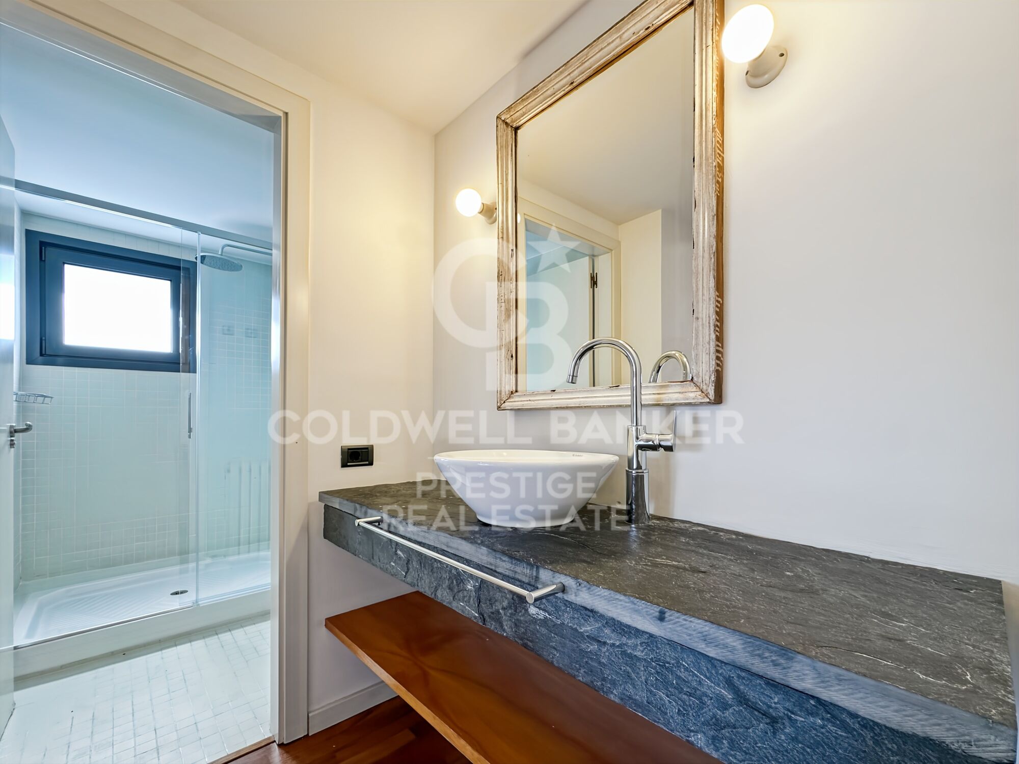 Elegante casa familiar con jardín y vistas en entorno natural