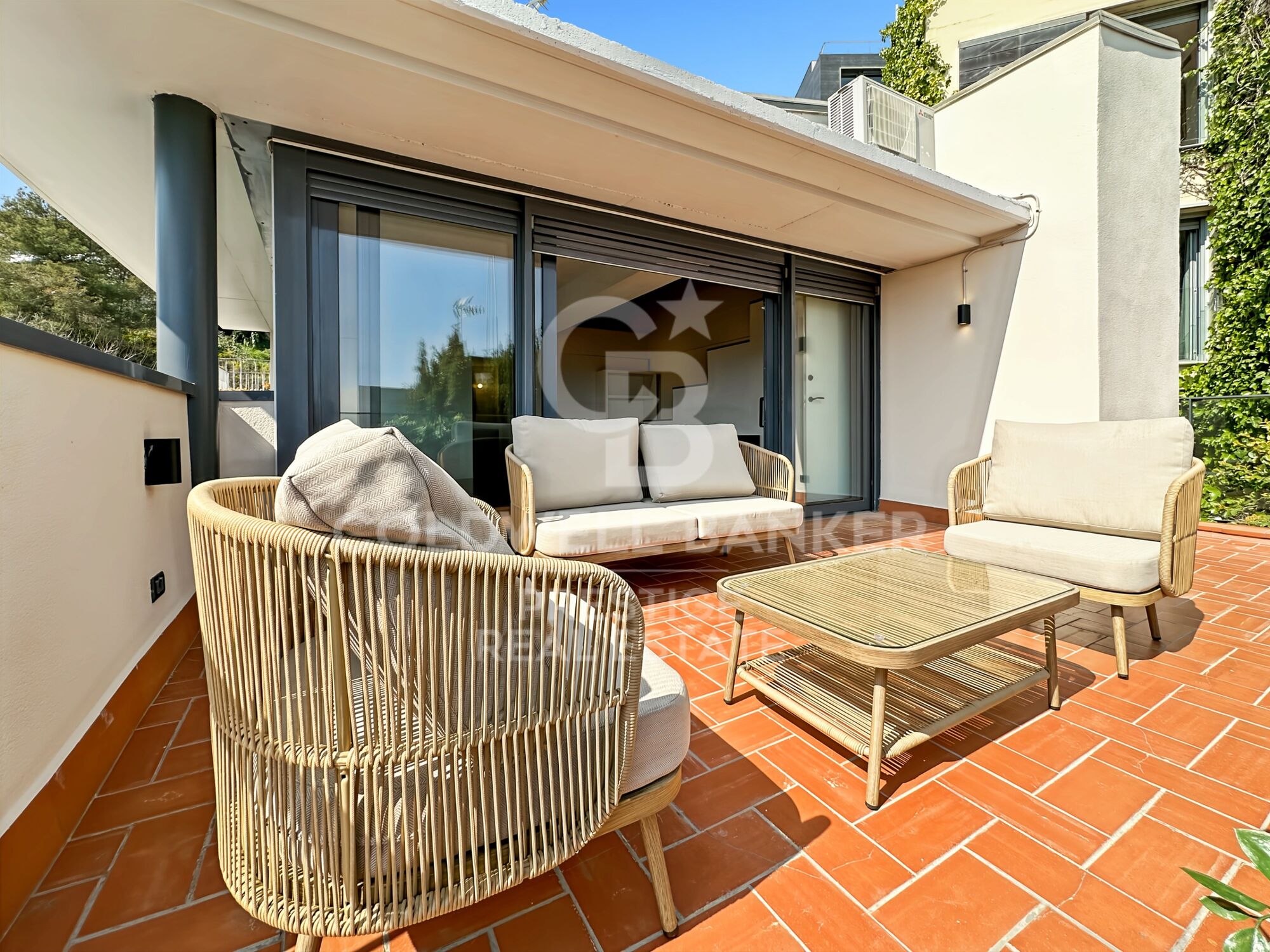 Elegante casa familiar con jardín y vistas en entorno natural
