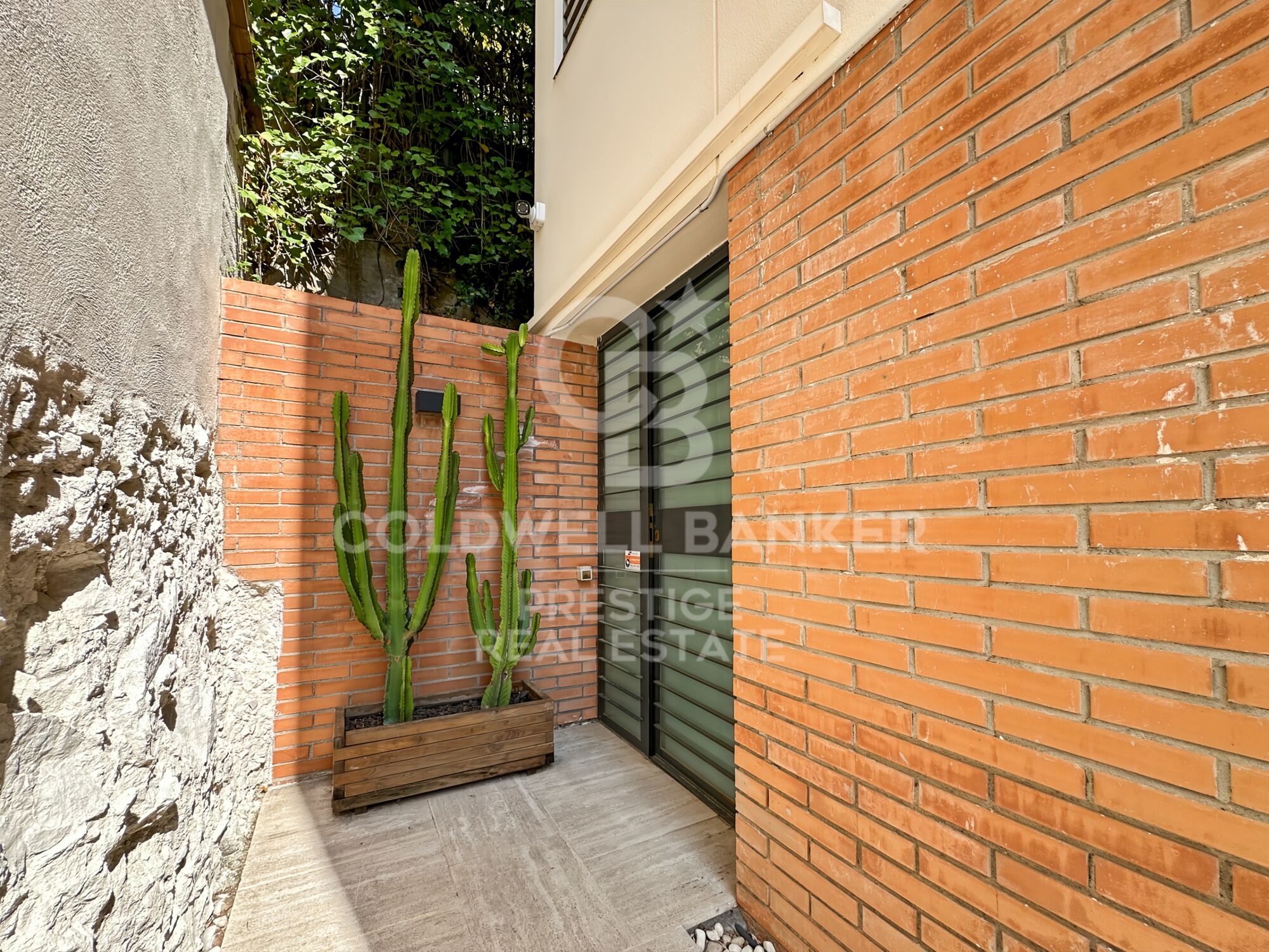 Elegante casa familiar con jardín y vistas en entorno natural