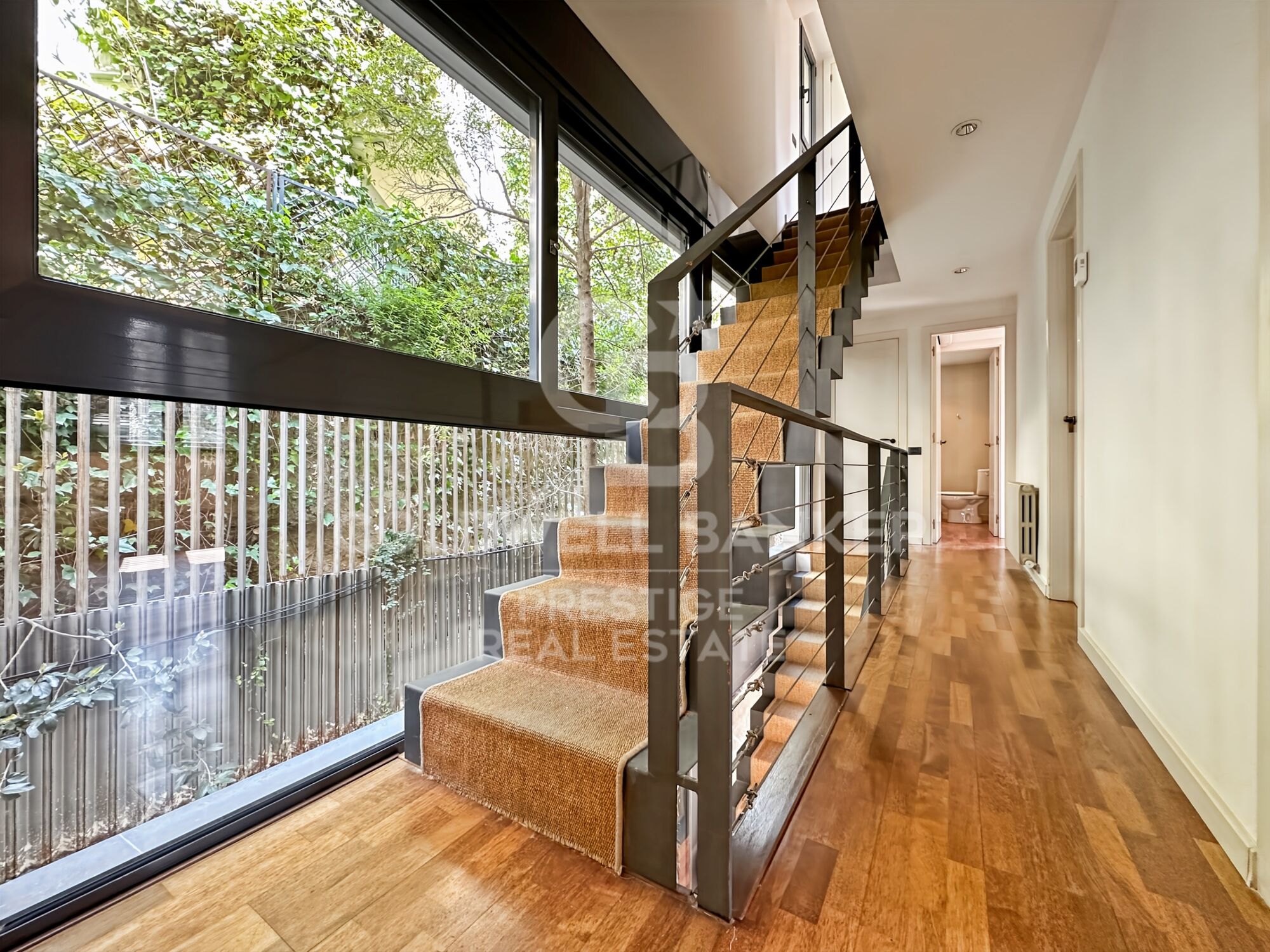 Elegante casa familiar con jardín y vistas en entorno natural