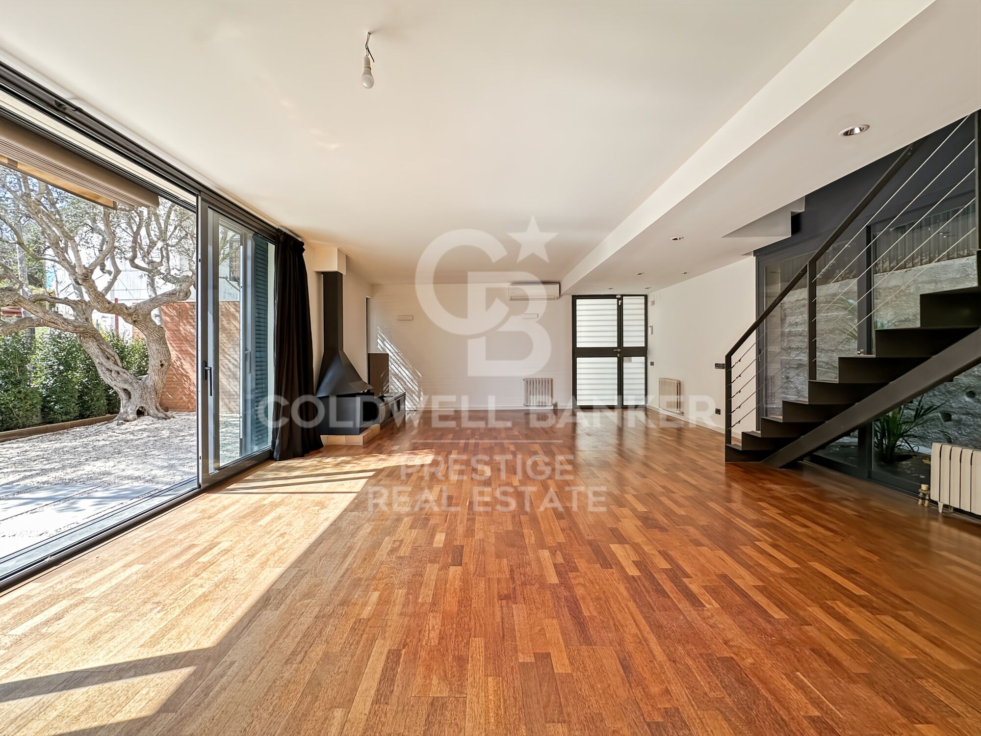 Elegante casa familiar con jardín y vistas en entorno natural