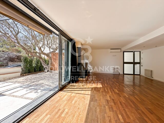 Elegante casa familiar con jardín y vistas en entorno natural