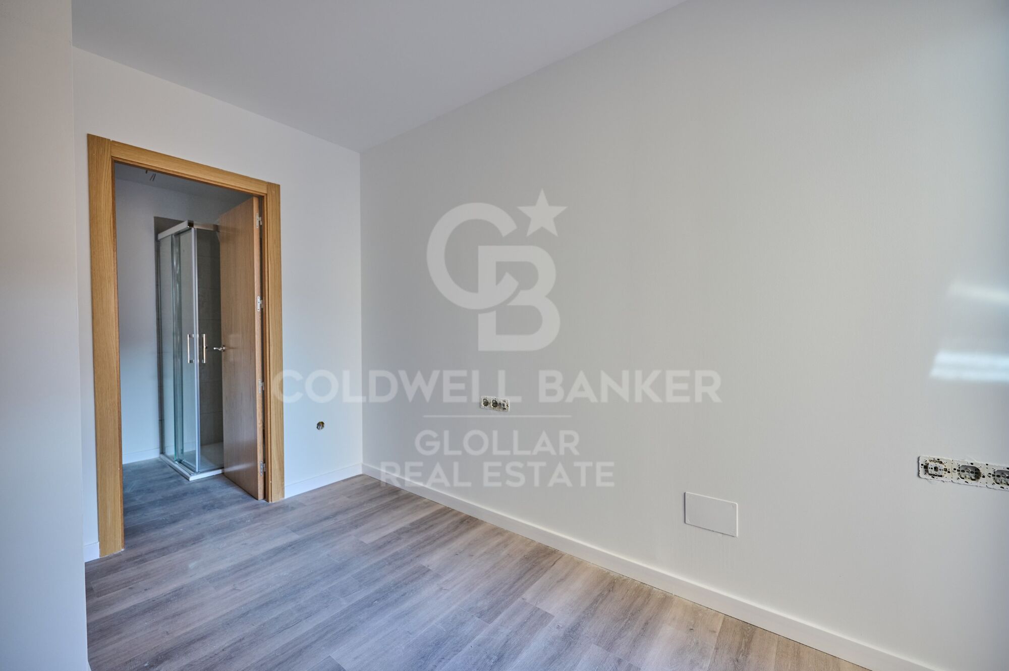 Planta baja esquinera reformada con gran terraza en Osséja