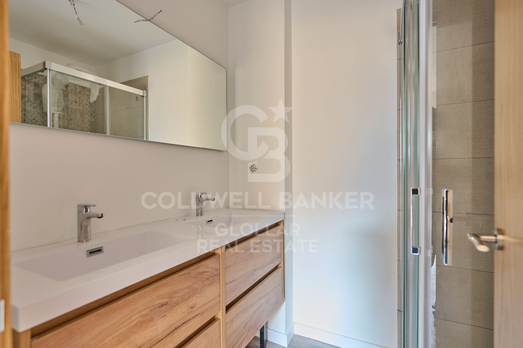 Planta baja esquinera reformada con gran terraza en Osséja