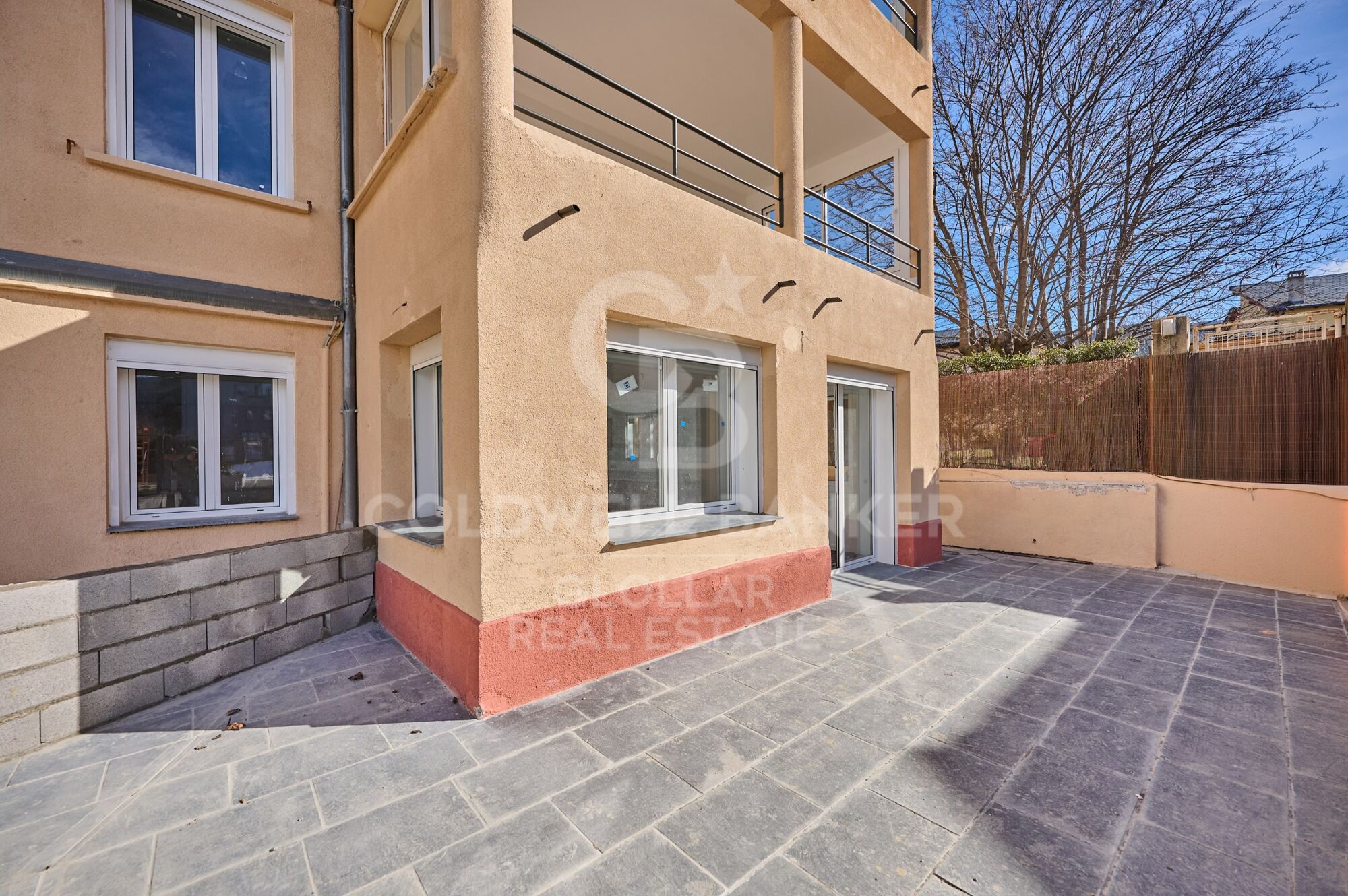 Planta baja esquinera reformada con gran terraza en Osséja