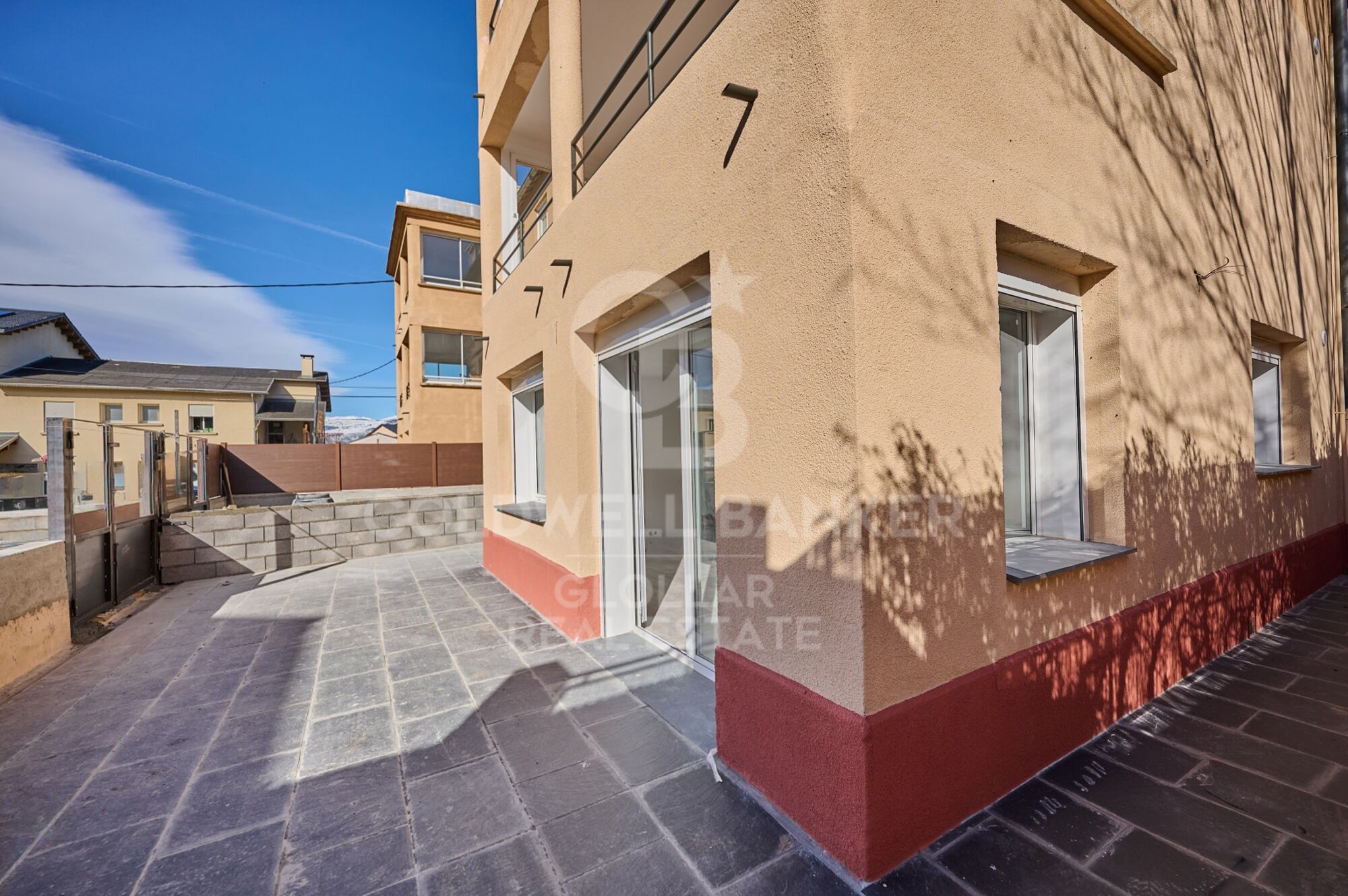 Planta baja esquinera reformada con gran terraza en Osséja