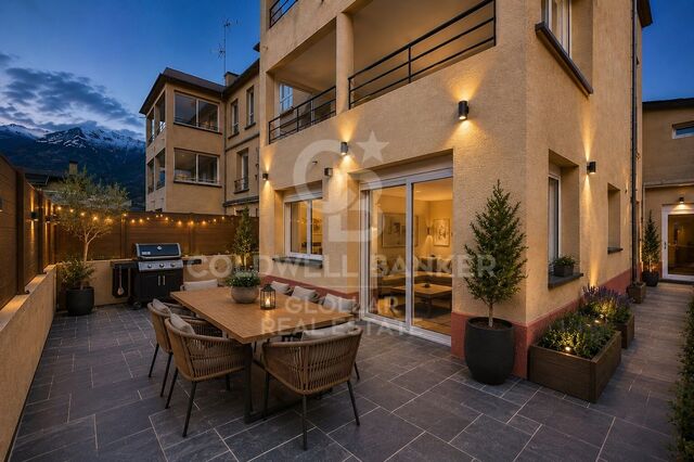 Appartement en rez-de-chaussée d'angle rénové avec grande terrasse à Osséja